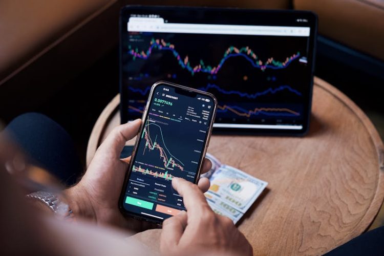 In the high-speed world of currency speculation, traders now use advanced technologies like Expert Advisors (EAs) to automate analysis and trading. Also known as Forex robots or bots, EAs have opened up automation even for everyday investors. 