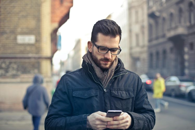 man sportsbetting on phone