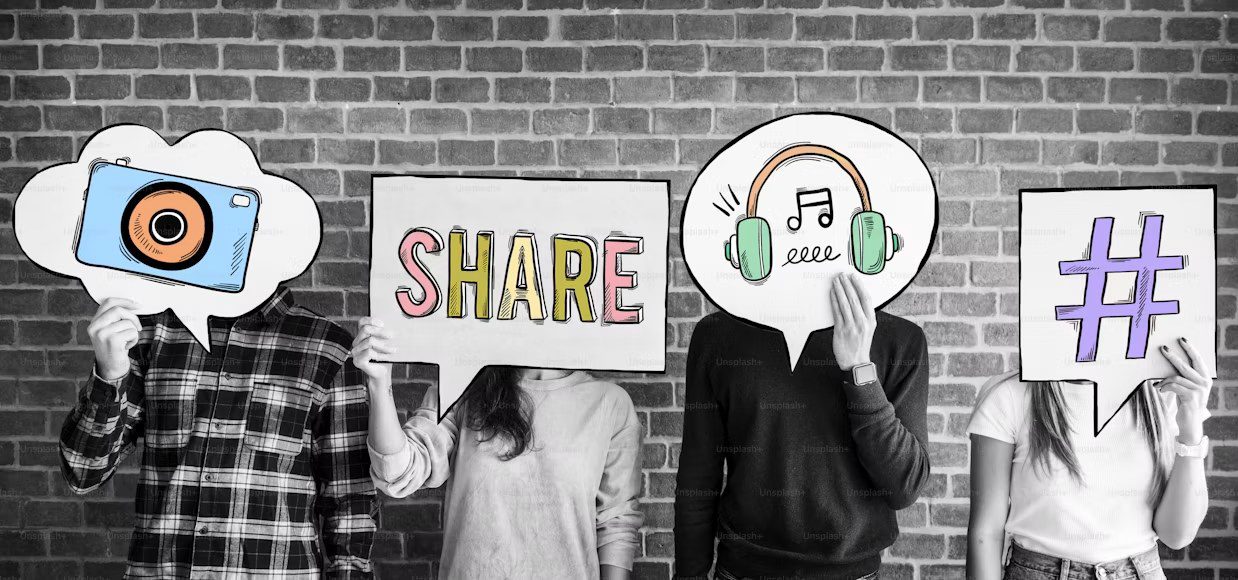 Friends holding up thought bubbles with social media concept icons  https://unsplash.com/photos/friends-holding-up-thought-bubbles-with-social-media-concept-icons-bTu8xi4OJ5A
